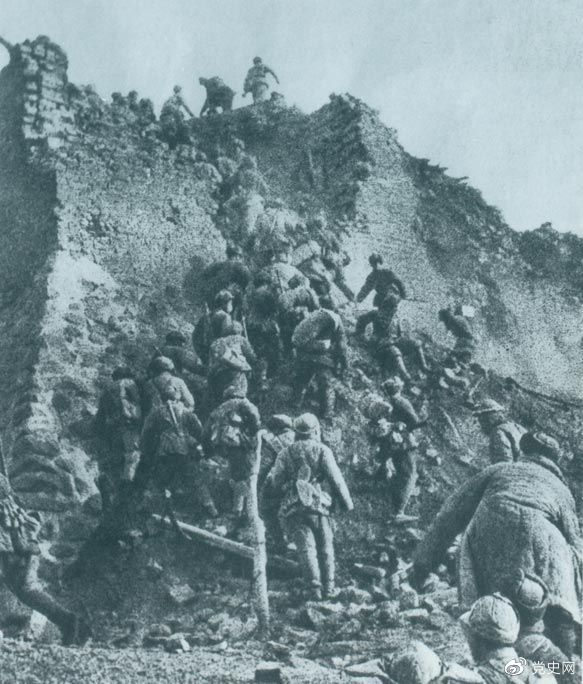 1948年12月，人民解放軍向新保安守敵發(fā)起攻擊。這是解放軍戰(zhàn)士登上新保安城頭。 